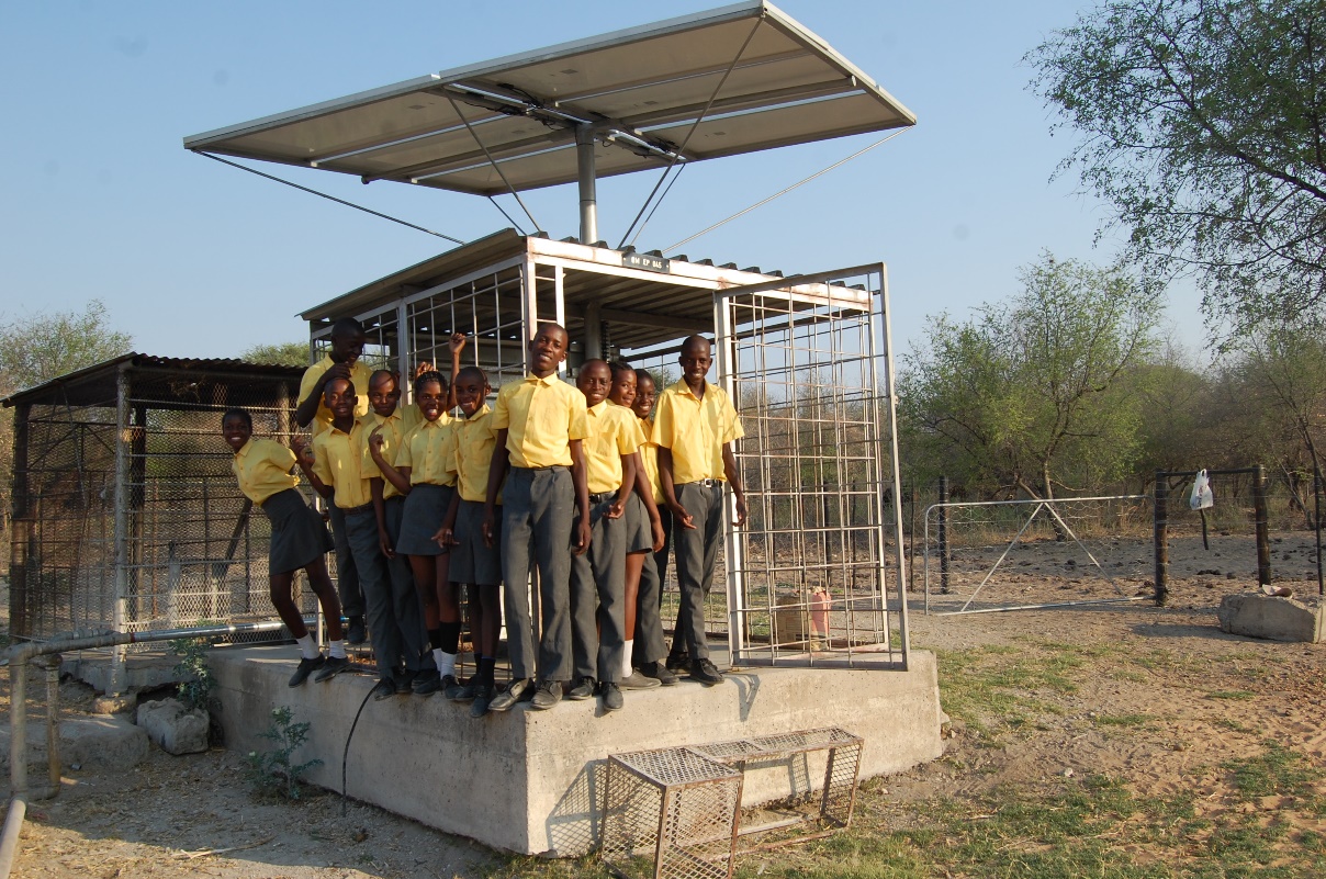 Donkerbus pupils admire solar panels